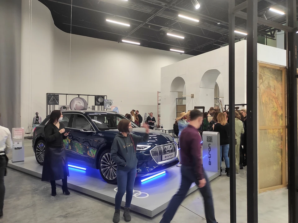 На выставке в Нижнем Новгороде представили электромобиль в качестве арт-объекта.