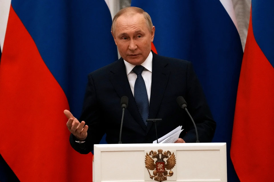 Президент России Владимир Путин на пресс-конференции по итогам переговоров с французским коллегой Эммануэлем Макроном