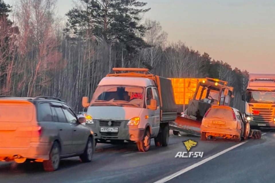 Легковушка сильно пострадала при ударе с трактором. Фото: "АСТ-54"