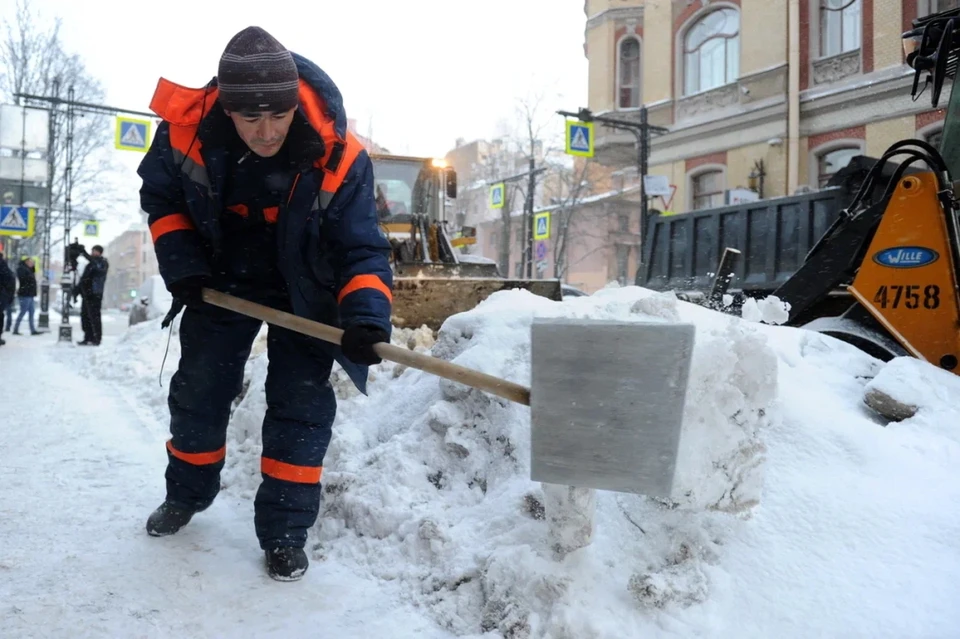 В Петербурге активно штрафуют собственников зданий за плохую уборку снега.