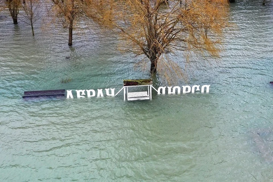 Озеро не собирается возвращаться в свои берега. Фото: Юрий Озаровский