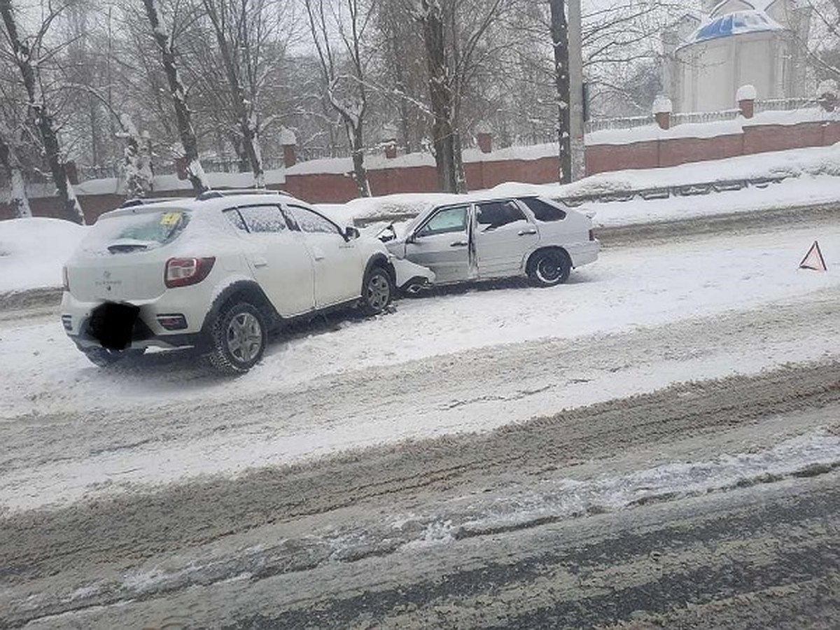 В Самаре женщина на «Рено» пошла в занос и врезалась в отечественную  легковушку - KP.RU