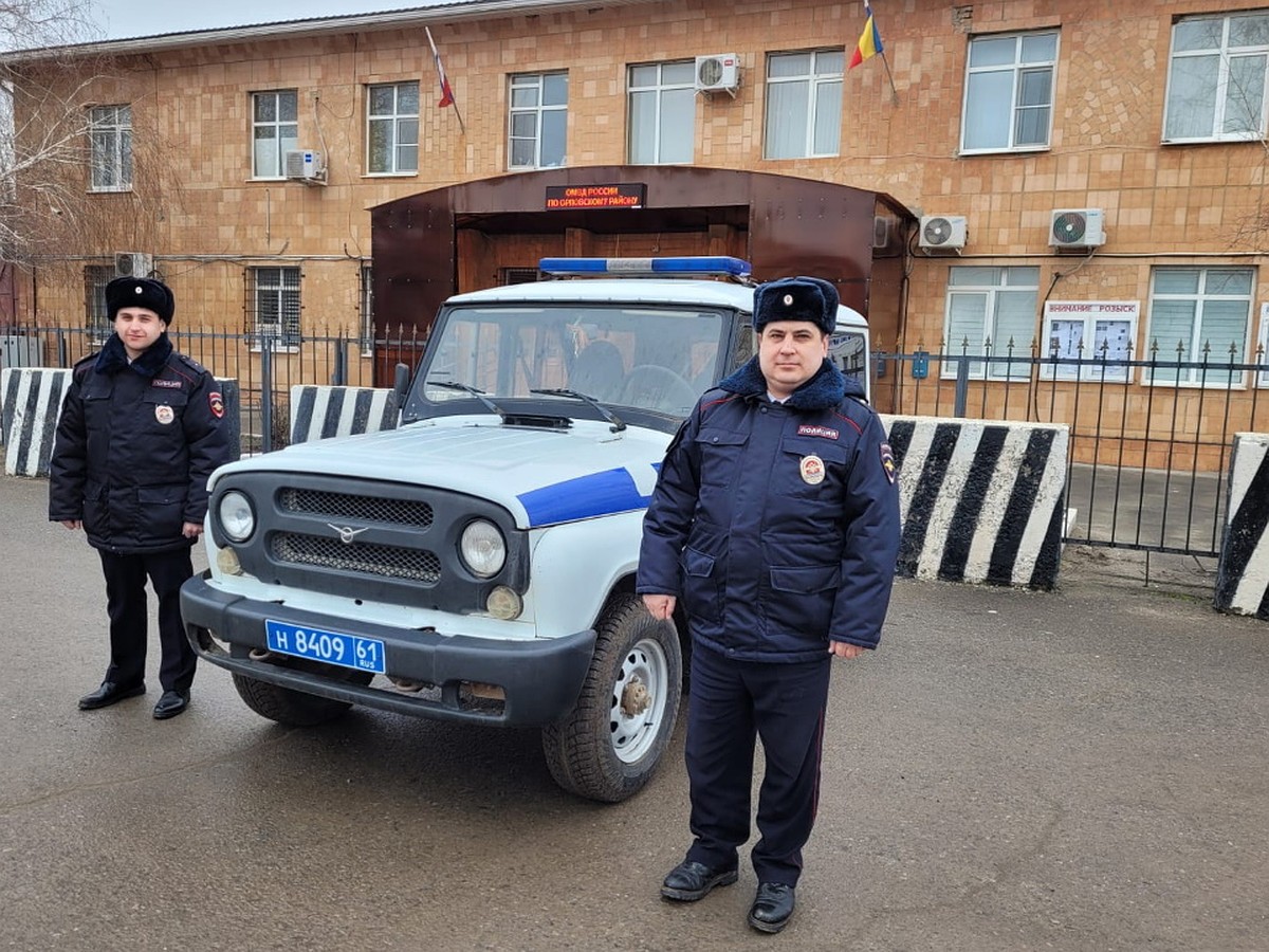 В Ростовской области участковые помогли женщине за рулем вытащить машину из  грязи - KP.RU