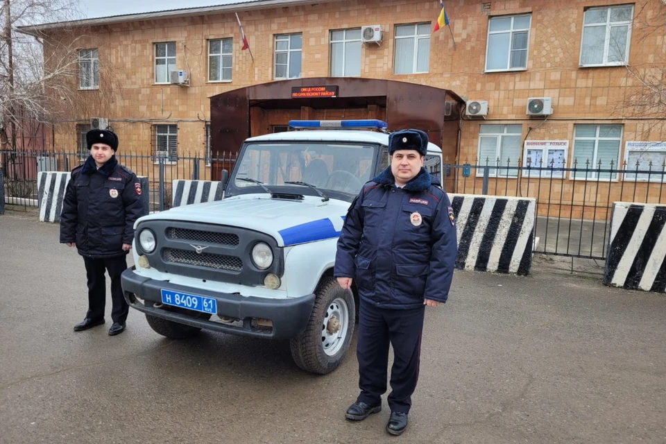 Сотрудники полиции патрулировали участок, когда к ним обратилась за помощью женщина за рулем. Фото: отдел пропаганды УГИБДД по Ростовской области