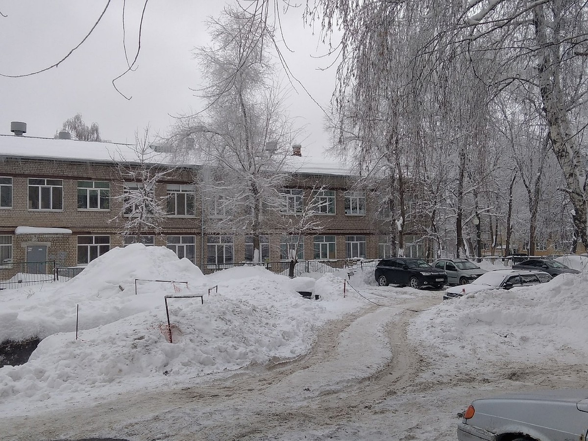 В Самаре жители дома на Волгина вынуждены самостоятельно расчищать парковку  от снега - KP.RU