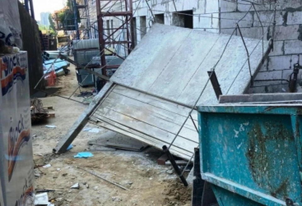 Рухнувшая металлоконструкция убила одного каменщика и покалечила другого.