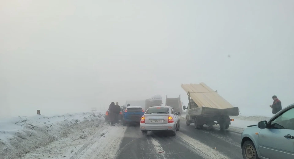 На дороге столкнулись несколько легковушек и грузовиков / Фото: Типичный Тольятти