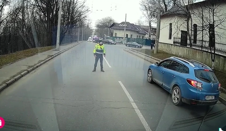Полицейский остановил спешащую на вызов "скорую", чтобы первыми проехали румынские чиновники (Фото: скрин с видео).
