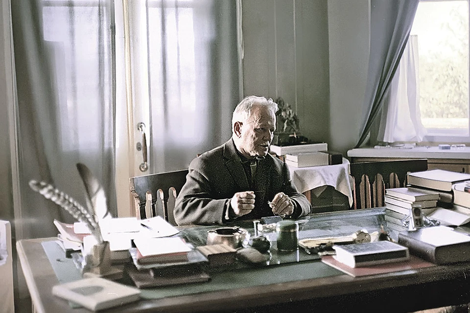Михаил Шолохов в своем рабочем кабинете в Вешенской. Фото: Иван ДЕНИСЕНКО/РИА Новости