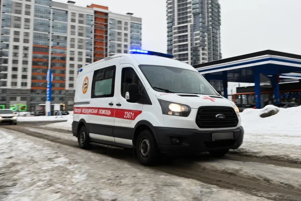 В Петербурге после падения на скользком крыльце дома умер пенсионер.