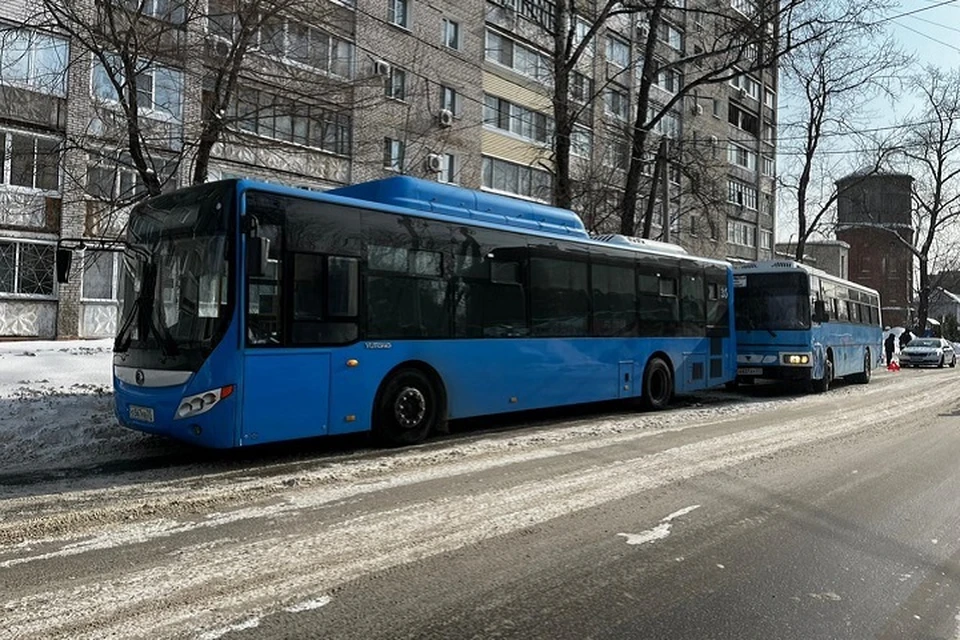 В Хабаровске столкнулись два автобуса