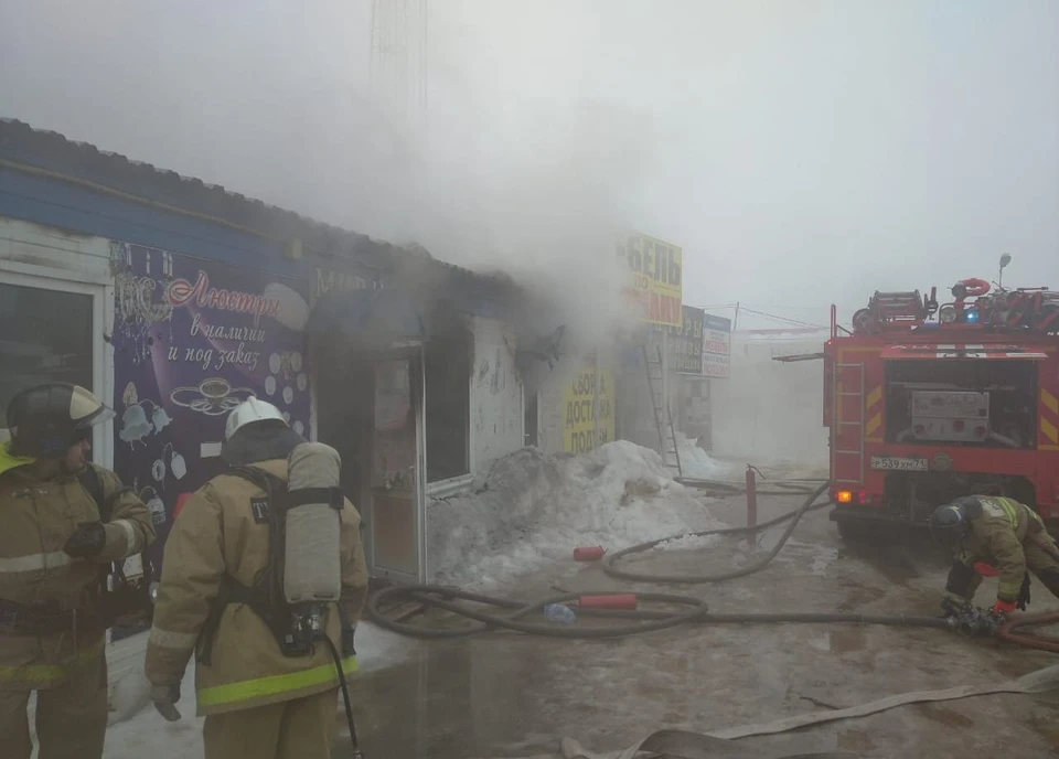 В Щекино Тульской области горел павильон на строительном рынке