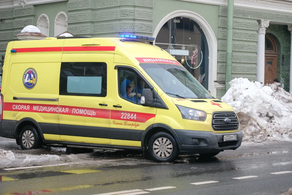 Двух школьниц госпитализировали в Петербурге с отравлением.