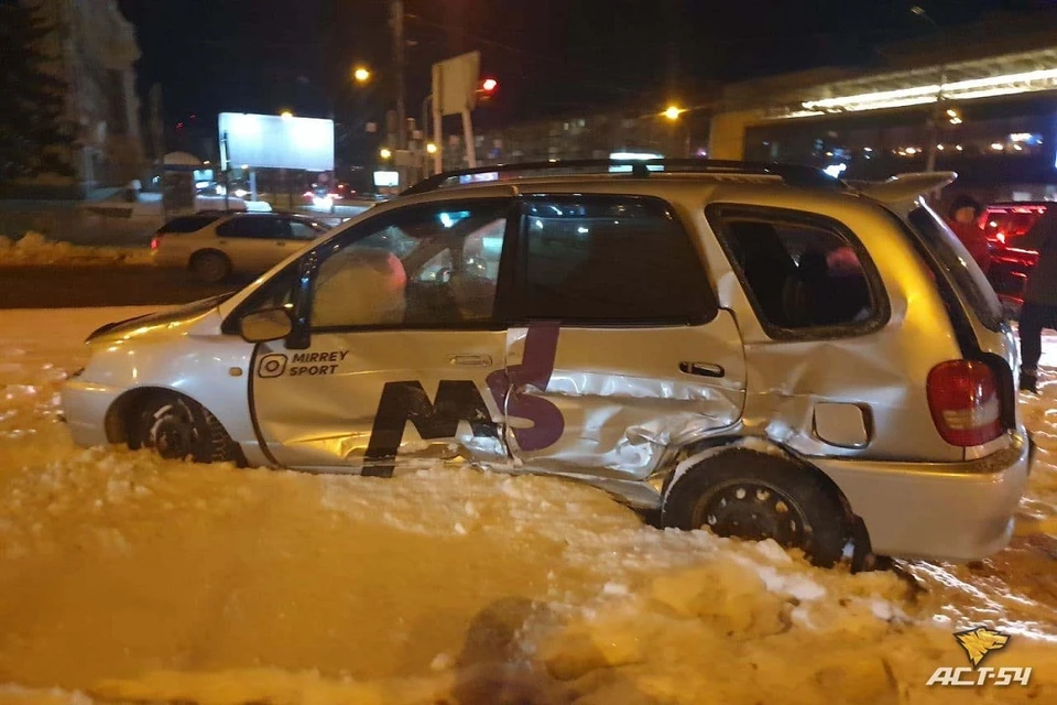 В Новосибирске на перекрестке пьяный водитель «Ниссана» протаранил «Тойоту». Фото: "АСТ-54".