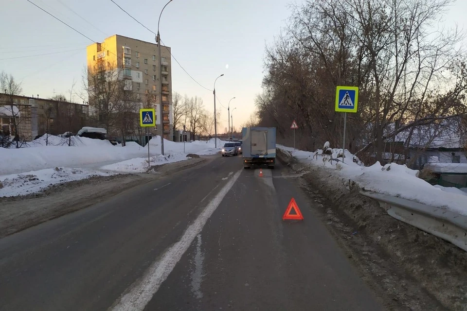 В Новосибирске грузовик сбил 17-летнюю девушку на пешеходном переходе. Фото: ГИБДД по Новосибирска.