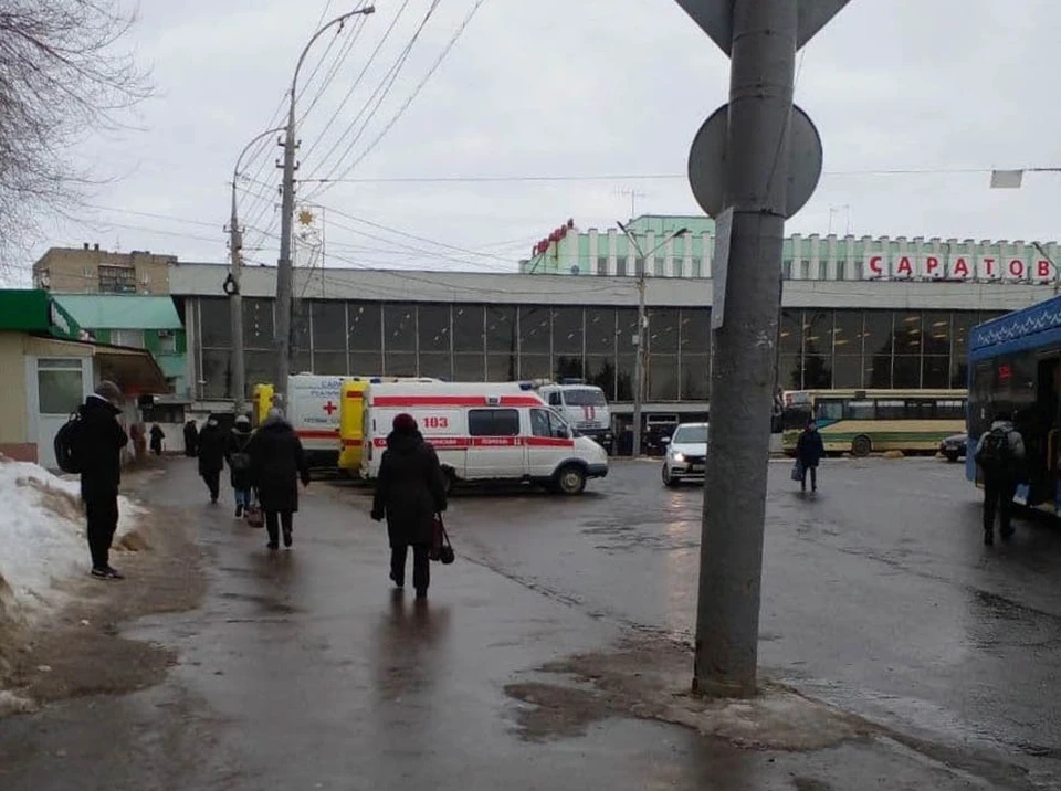 На вокзале в Саратове дежурят машины скорой помощи и полиция