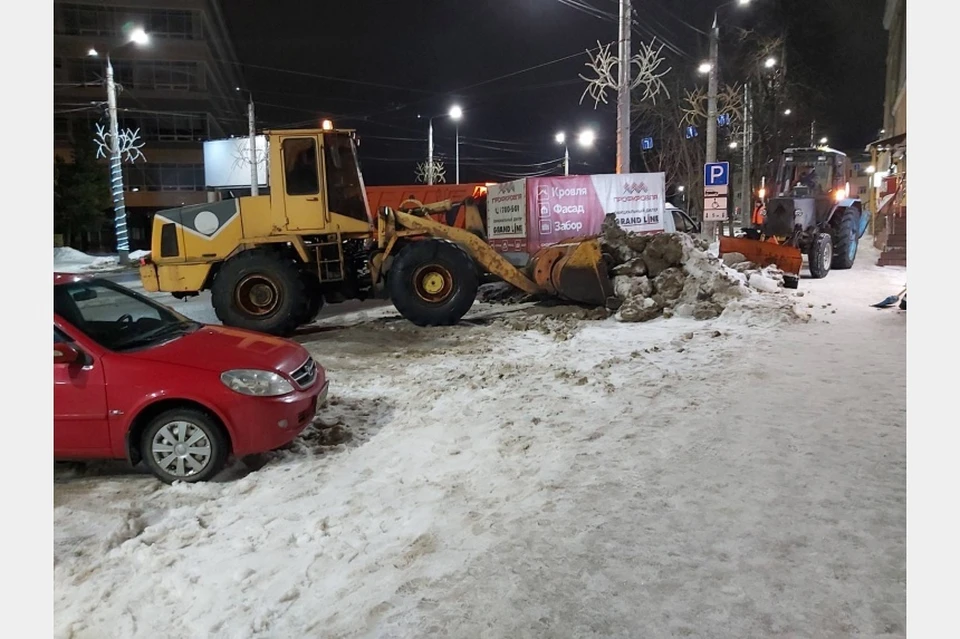 Основные работы по уборке улиц города от снега и наледи проводятся ночью. Фото: smoladmin.ru.