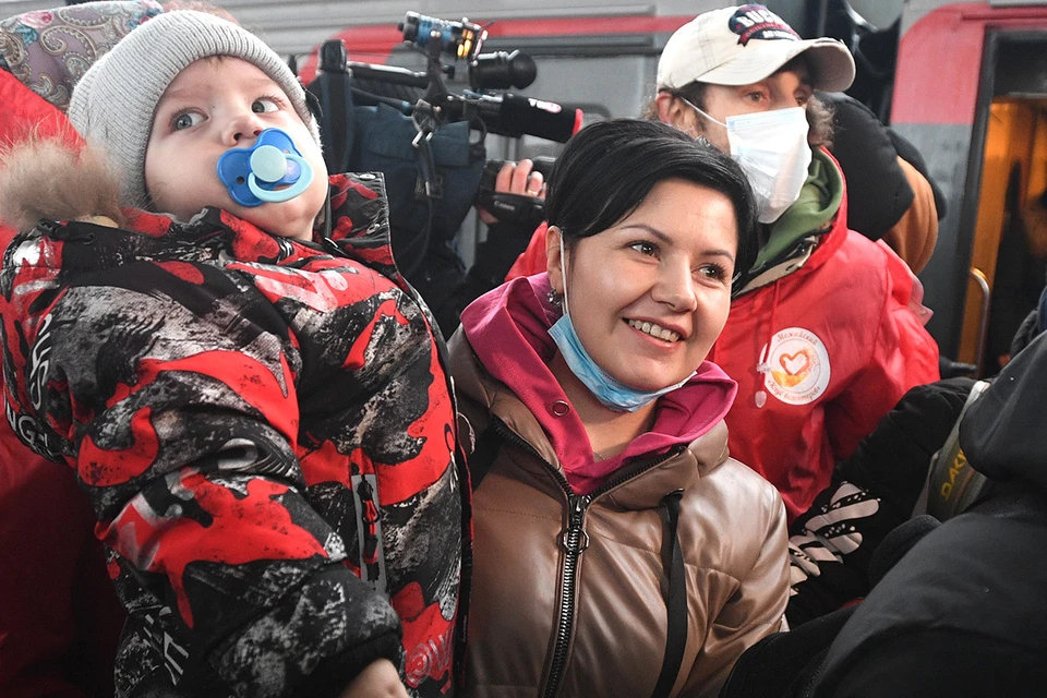 Поезд с беженцами с Донбасса прибыл в Подмосковье.