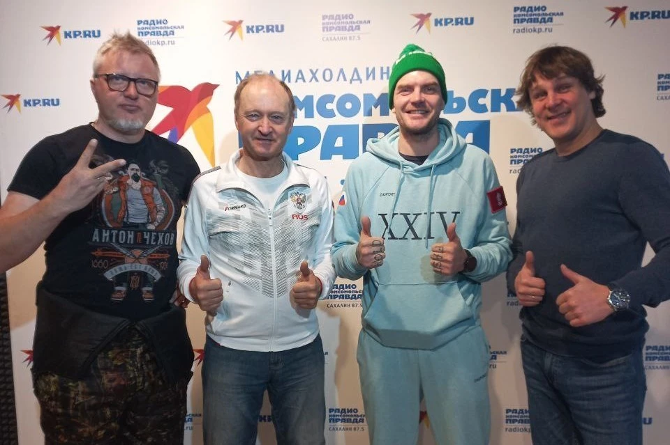 Тренер сборной России по прыжкам с трамплина Илья Росляков (третий слева)