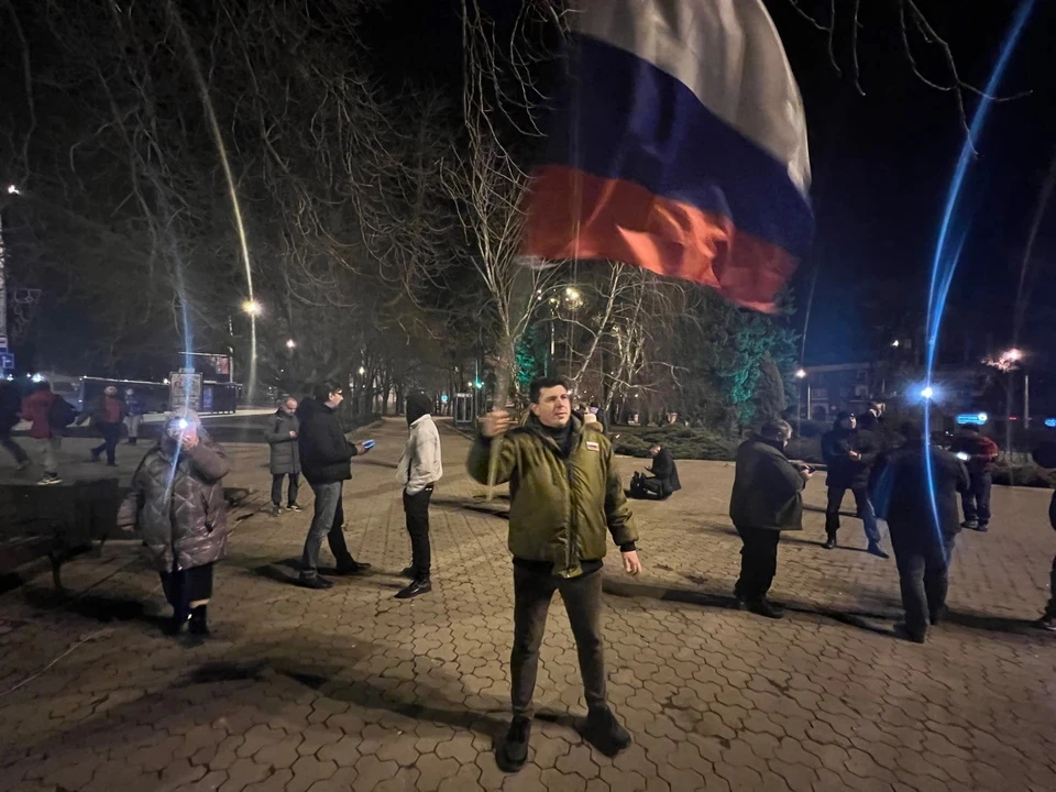 Жители Донецка празднуют признание Россией.