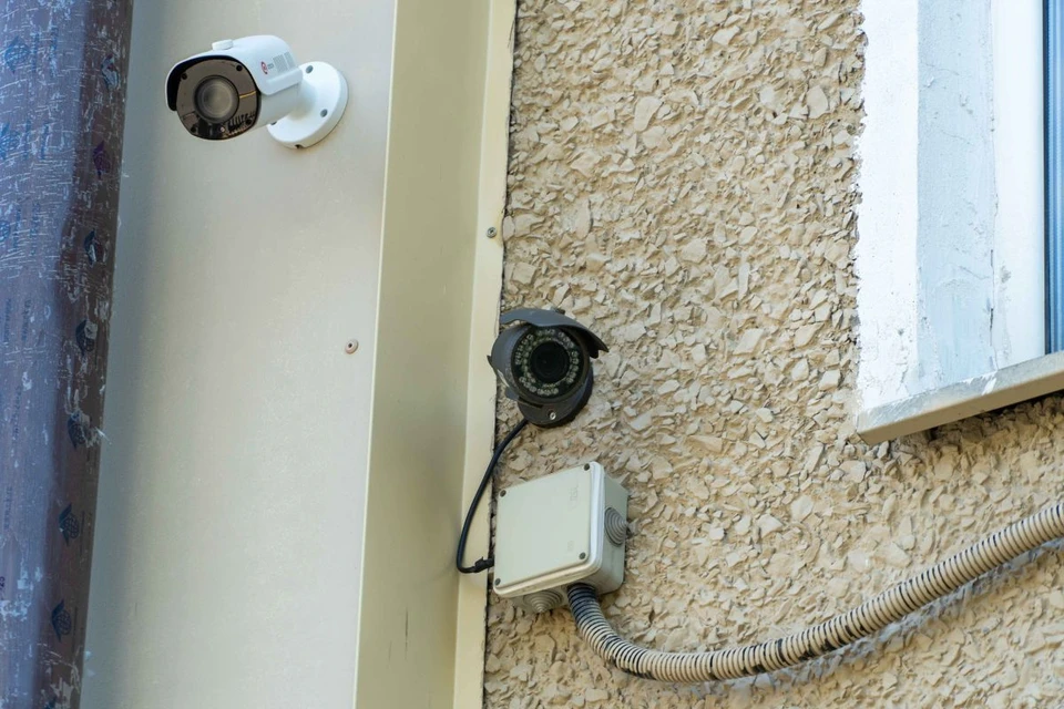 Камера видеонаблюдения, установленная на фасаде многоквартирного дома. Фото: пресс-служба администрации Южно-Сахалинска