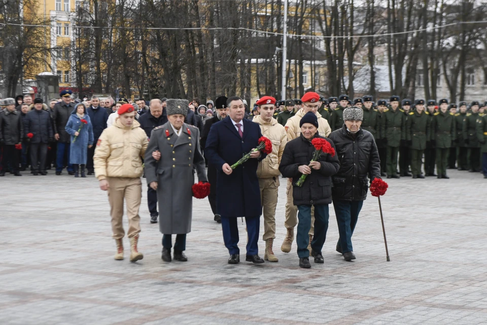 Цветы к Обелиску Победы возложили фронтовики и губернатор Игорь Руденя.