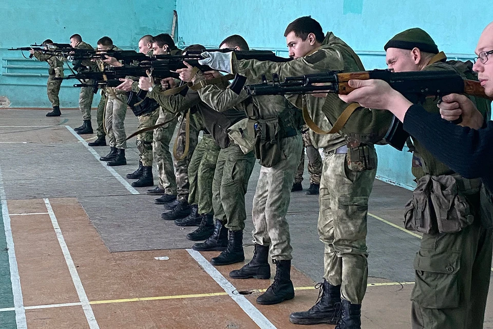 Ополченцы Донбасса готовятся к боевым действиям.