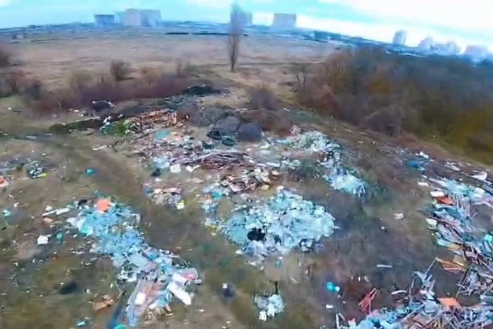 Жители спального микрорайона Краснодара обнаружили незаконную свалку. Фото: скриншот видео