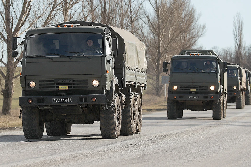 Грузовые автомобили военного назначения на дороге в Ростовской области. Фото: Стрингер/ТАСС
