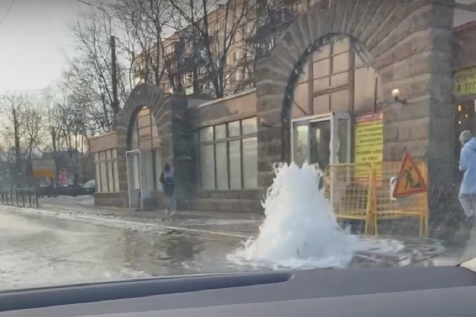 На Краснопутиловской улице забил "фонтан". Фото: vk.com/spb_today