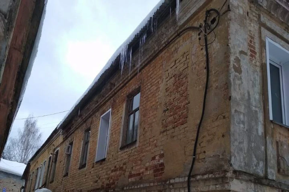 Управляющая компания не реагирует на постоянные замечания по ненадлежащей уборке крыш и придомовых территорий. Фото: admkirov.ru