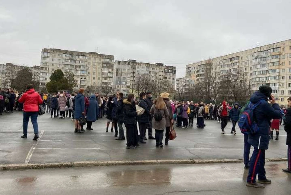 Школьников отпустили домой. Фото: пресс-служба администрации Симферополя