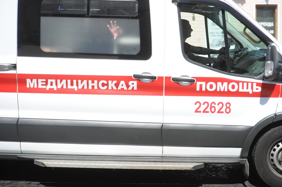 Мужчина, который пострадал при падении машины в яму с кипятком в Петербурге, скончался в больнице