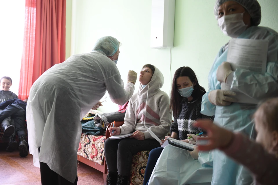 Прибывшие беженцы проходят тестирование и вакцинацию