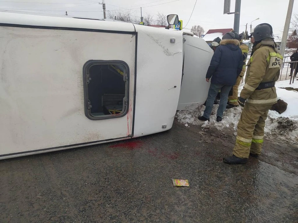 В Ялуторовске перевернулся автобус с пассажирами после удара «УАЗа».