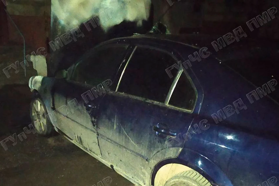 Моторный отсек, капот, лобовое стекло автомобиля выгорели (Фото: МВД Приднестровья).