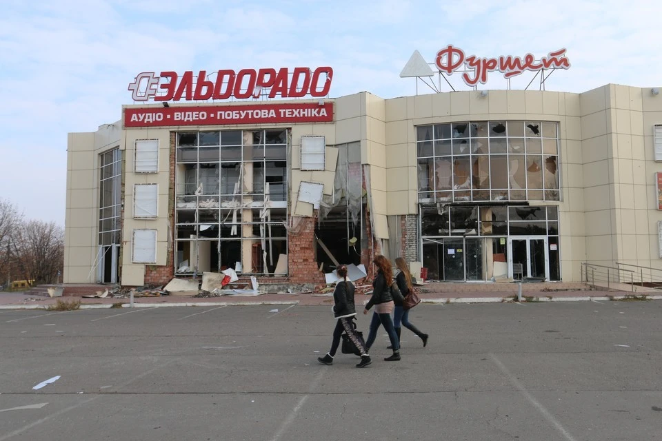 Торговый центр возле автовокзала в Луганске за восемь лет так и не восстановили.