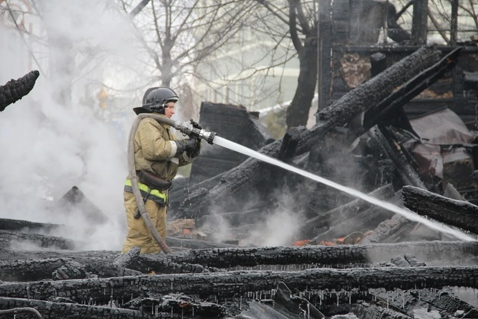 Пожар в деревянном доме в Хабаровске удалось полностью потушить