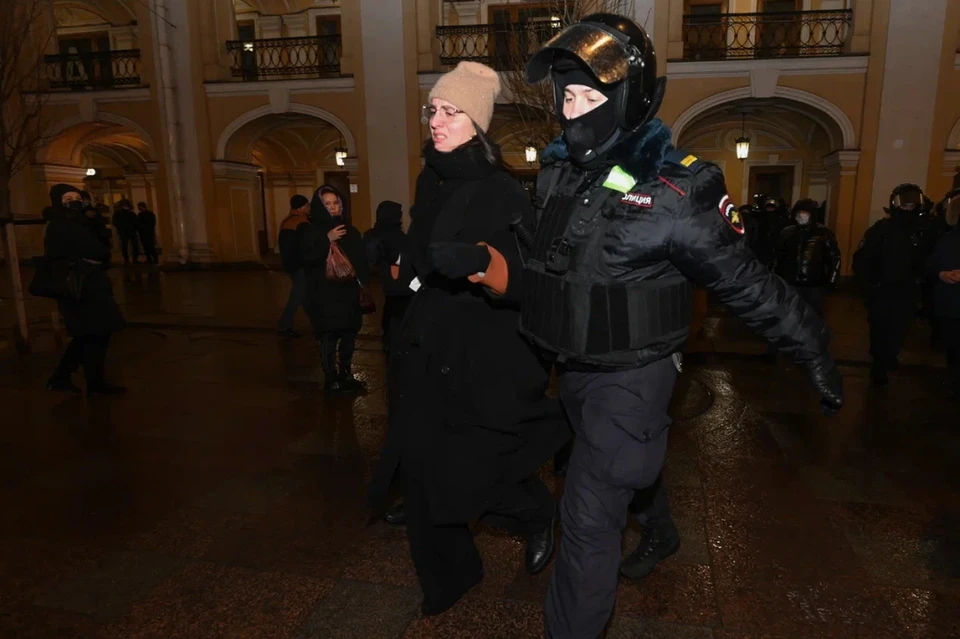 В Петербурге суды вынесли первые вердикты задержанным на второй несанкционированной акции протеста на Гостином дворе.