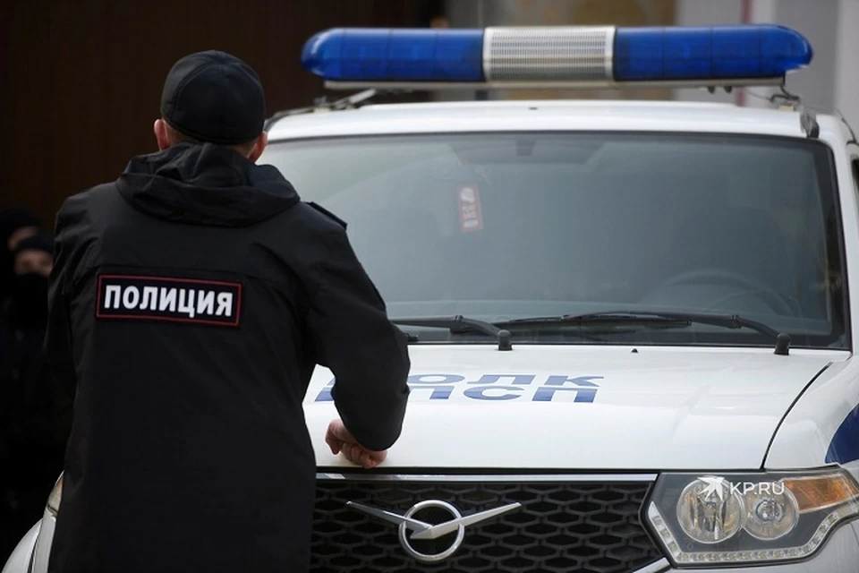 На месте работают сотрудники полиции и скорой