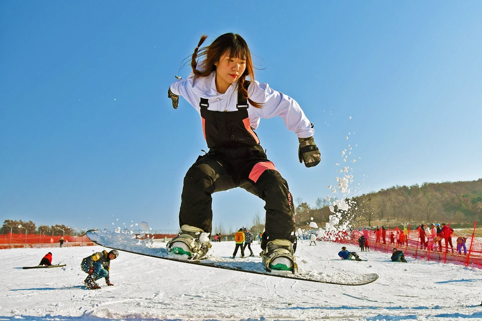 Тренировки на льду или снежных склонах стимулируют всеобщий интерес к спорту в стране и укрепляют здоровье населения.