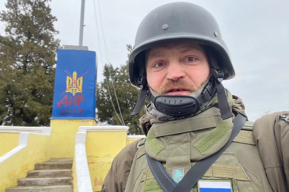 Военкор "Комсомольской правды" Александр Коц в только что освобожденном городке Гранитное.