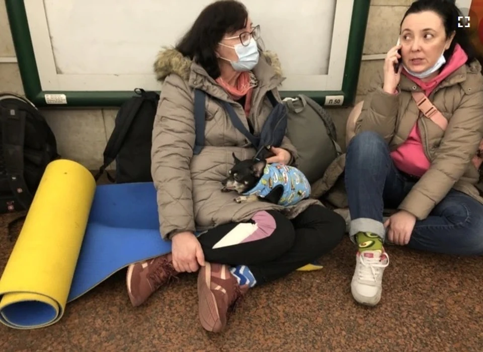 Киевляне спасаются в метро, которые превращены в бомбоубежища (Фото: azattyq.org).