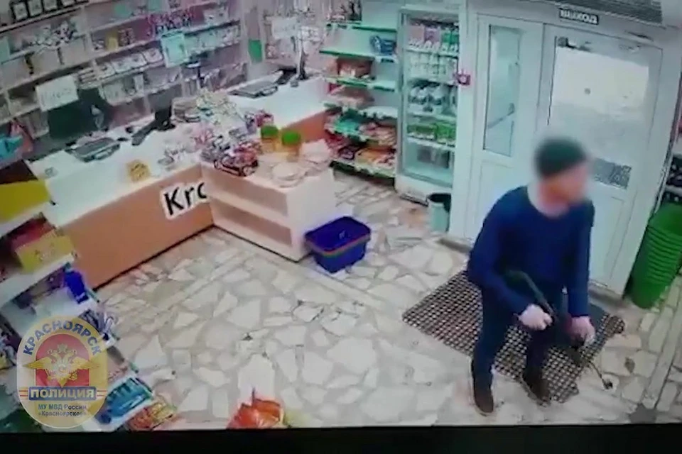 В Красноярске хулиган стрелял в продавца павильона из пневматической винтовки. Стоп-кадр видео