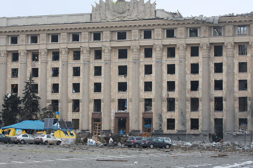 В сети появилось видео ракетного удара по площади Свободы в Харькове. Сильнейший взрыв, разбитые окна зданий, машины.