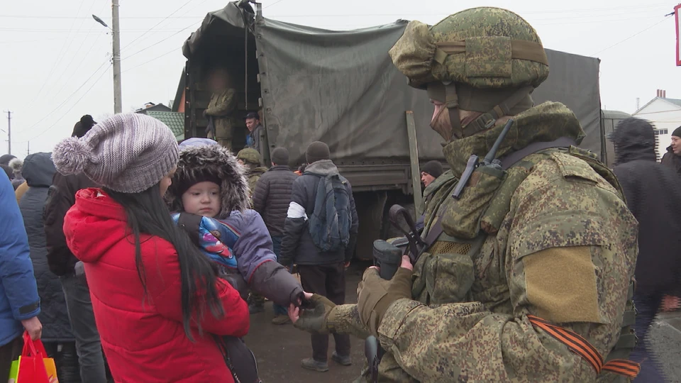 Безопасность гуманитарной колонны обеспечили российские военнослужащие.