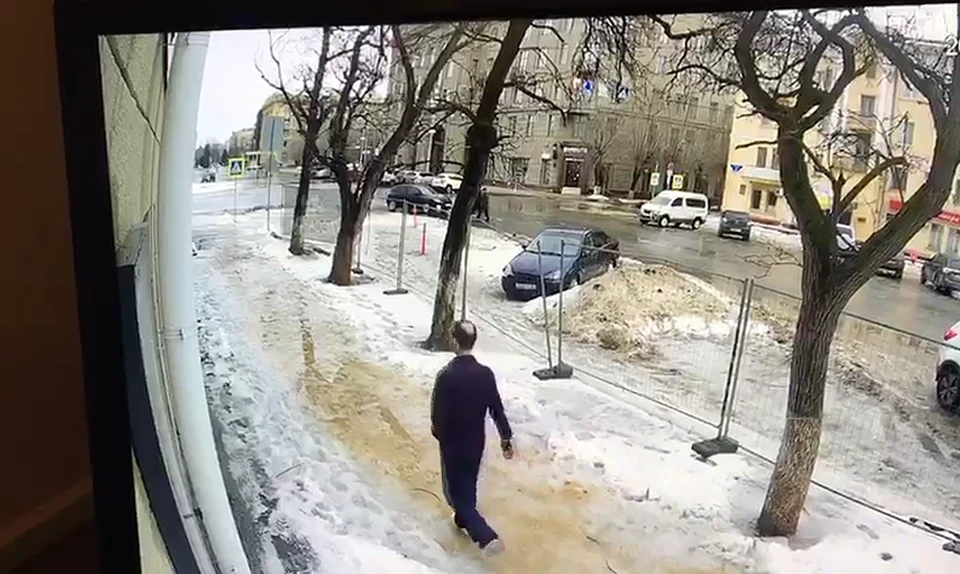 Мужчина вышел на мороз в одной рубашке. Фото: кадр с видео СУ СКР по Волгоградской области
