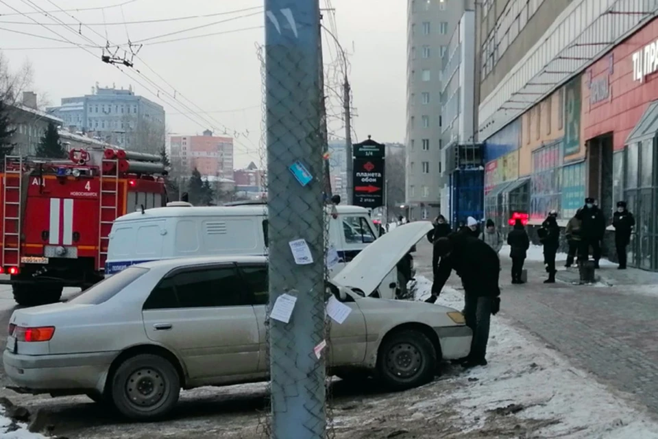 На место ЧП выехала полиция, пожарные и Росгвардии. Фото: "АСТ-54".