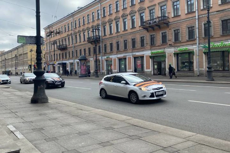 В Петербурге состоялся автопробег в поддержку российских военнослужащих