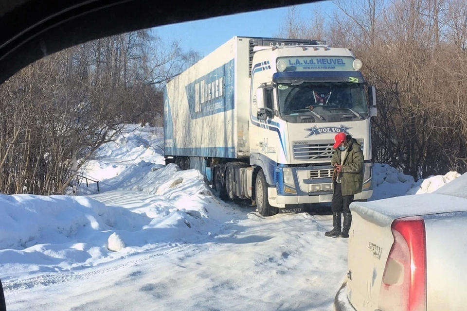 В Новосибирске застрявшая фура заблокировала движение машин. Фото: "АСТ-54".